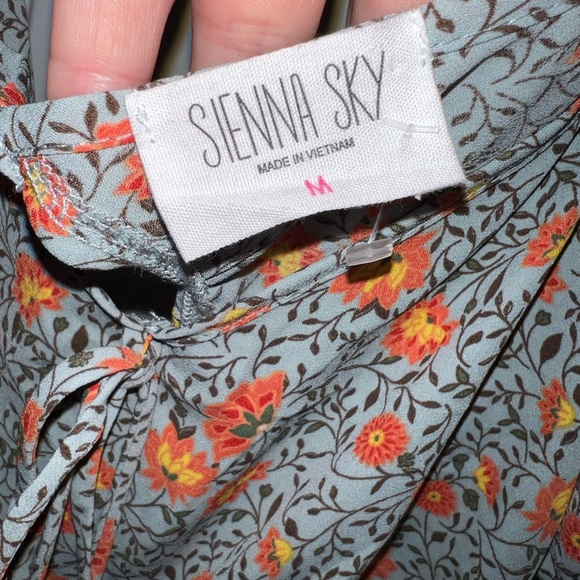 Sienna Sky Floral Crop Top With Open Back - Picture 9 of 10